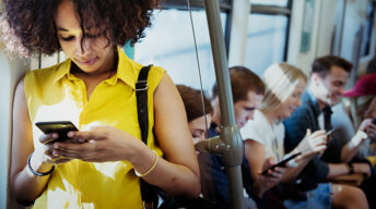 Frau am Smartphone in der Bahn