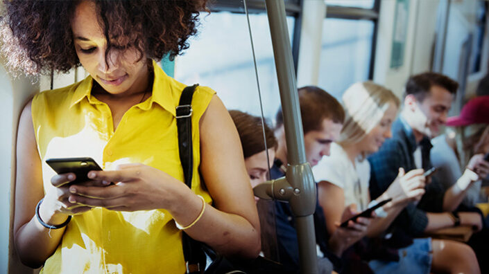 Frau am Smartphone in der Bahn