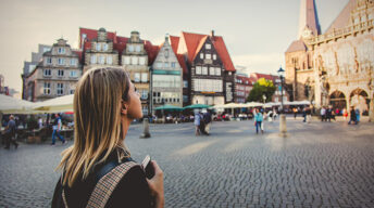 Frau schaut sich Stadt an