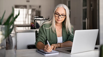 Frau rechnet etwas nach