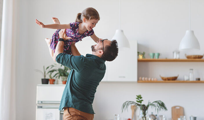Vater tobt mit Tochter