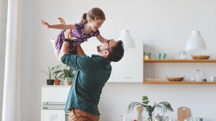 Vater tobt mit Tochter