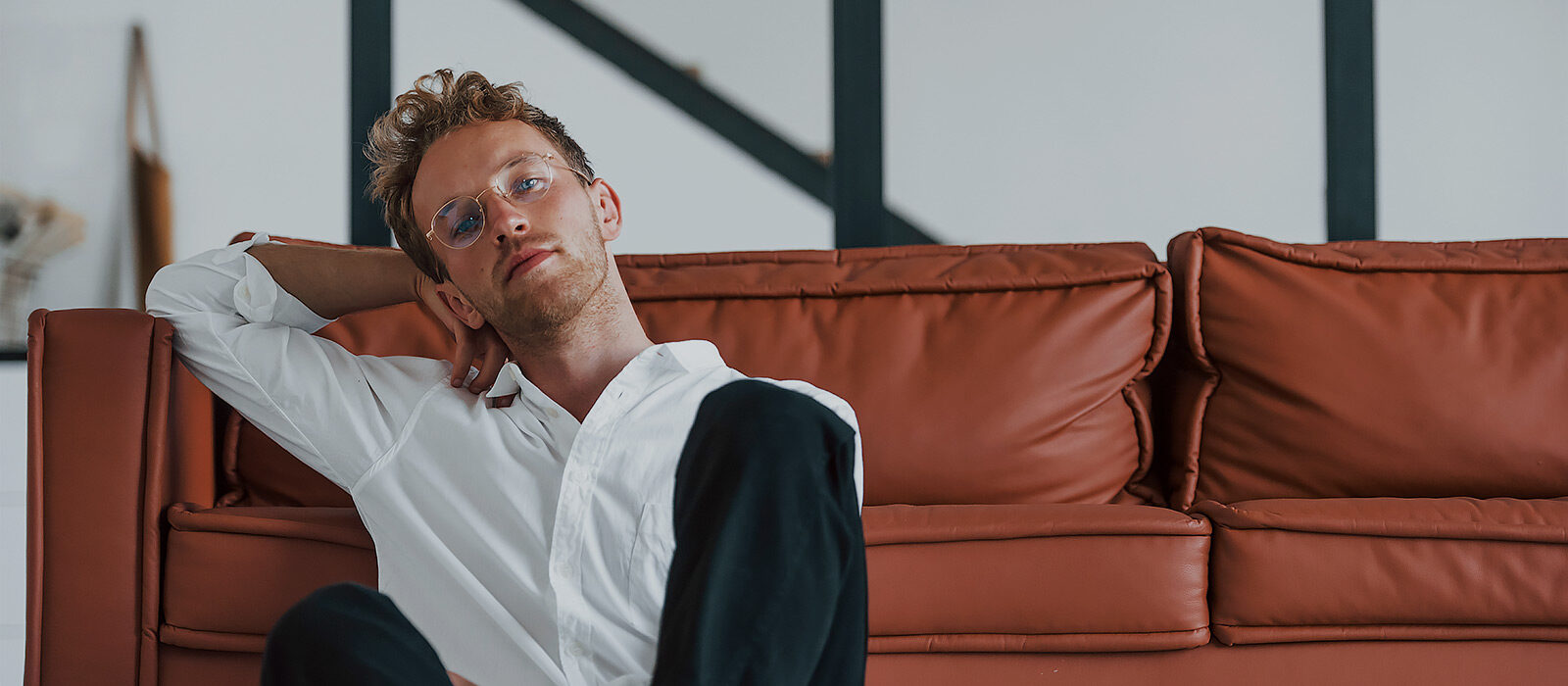 Junger Mann entspannt auf Couch