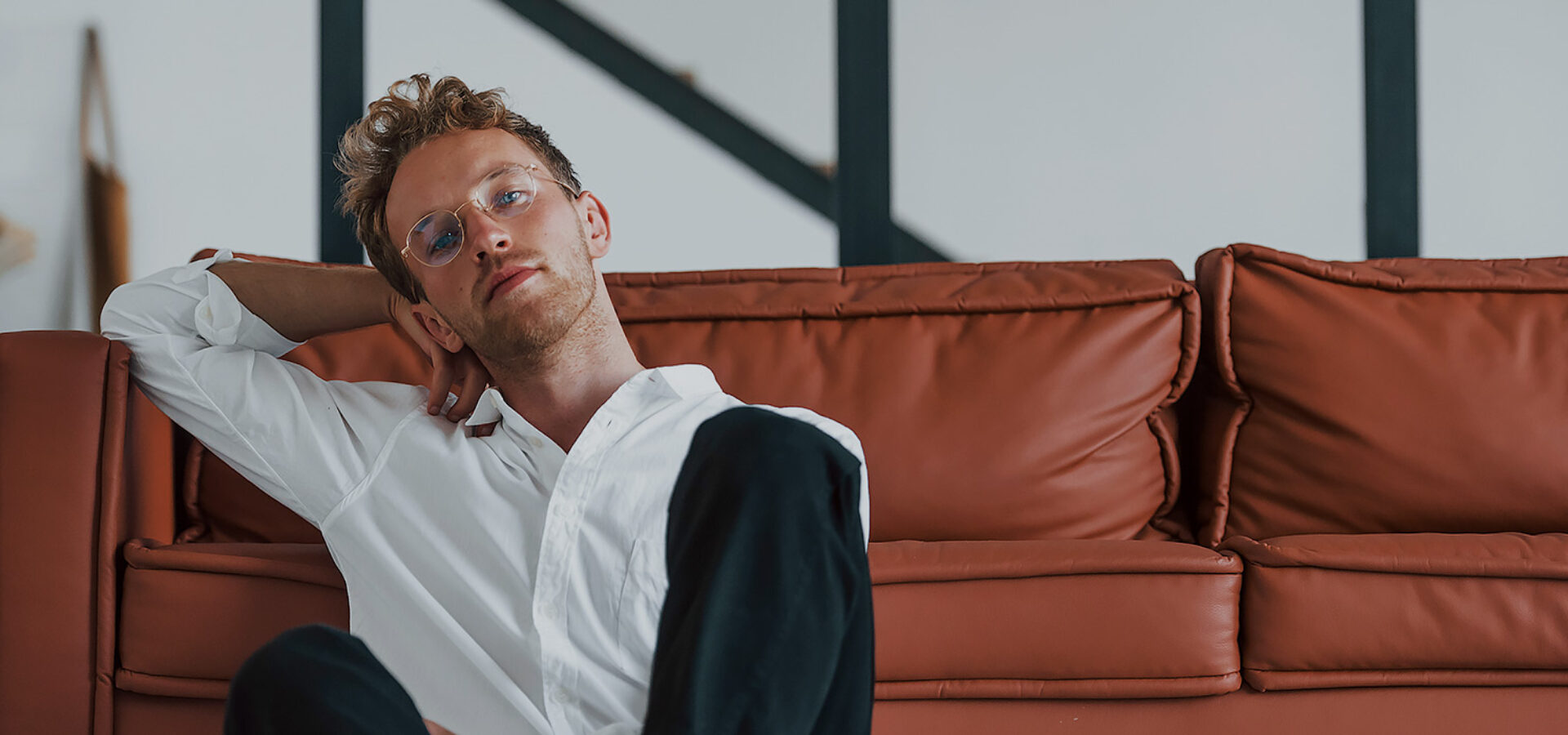 Junger Mann entspannt auf Couch