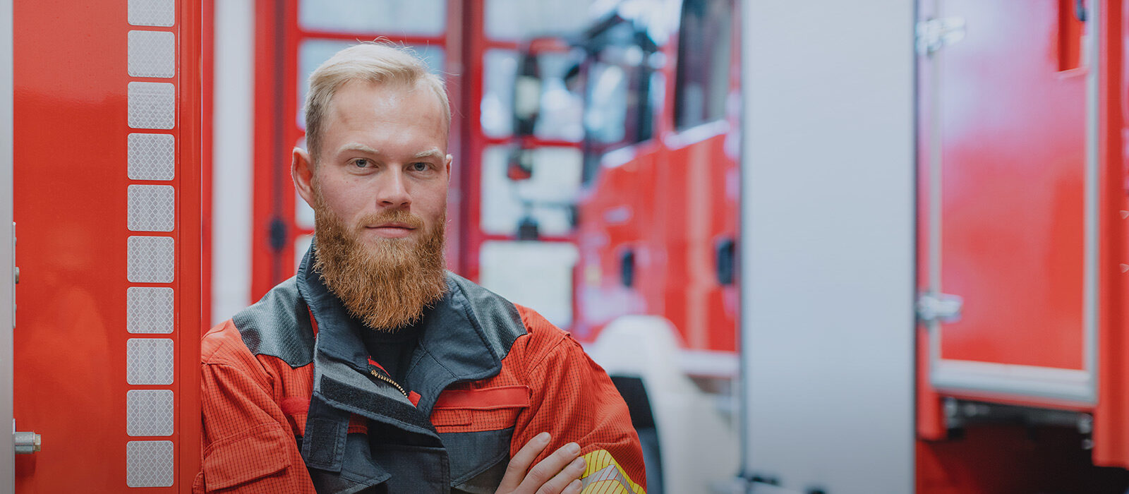 Feuerwehrmann steht vor Feuerwehrauto