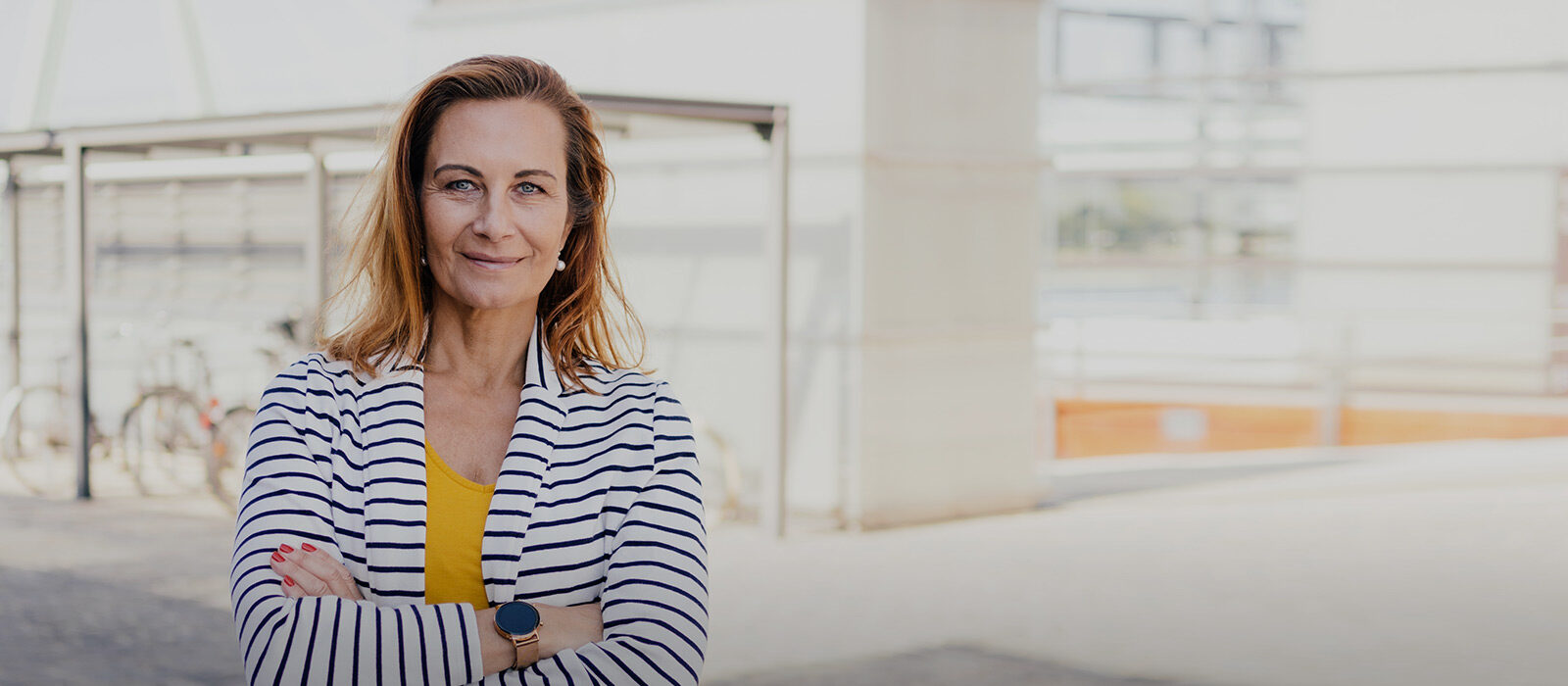 Selbstbewusste ältere Frau