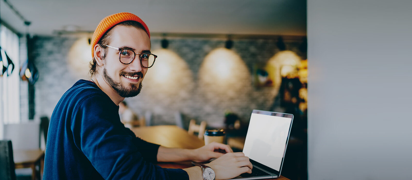 Student arbeitet im Cafe am Laptop
