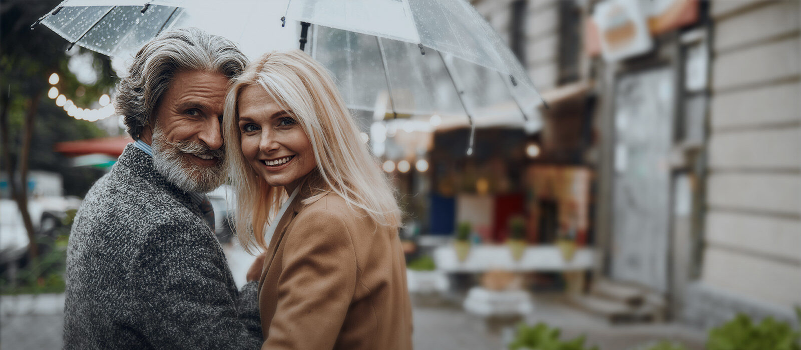 Älteres Paar unter Regenschirm