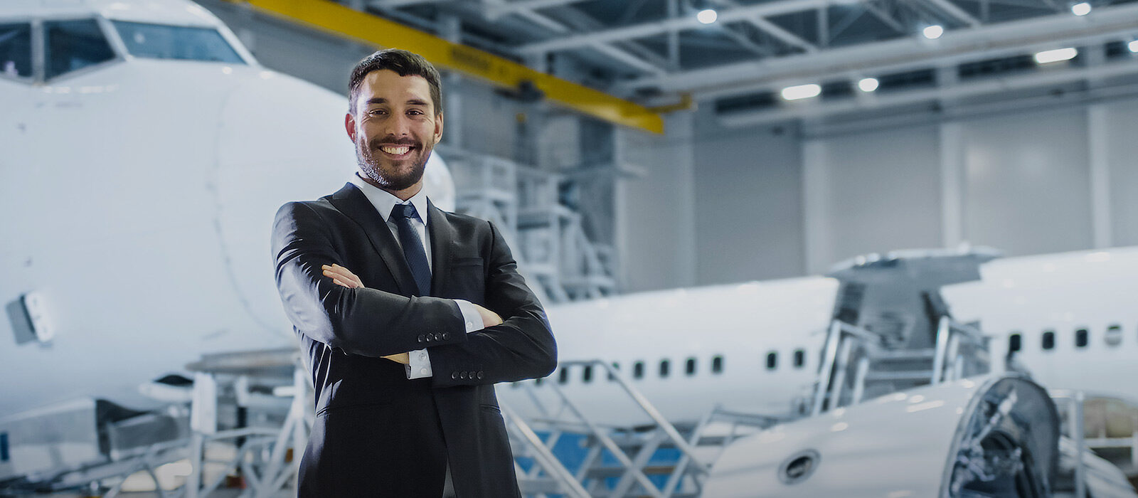 Unternehmer steht vor Flugzeug
