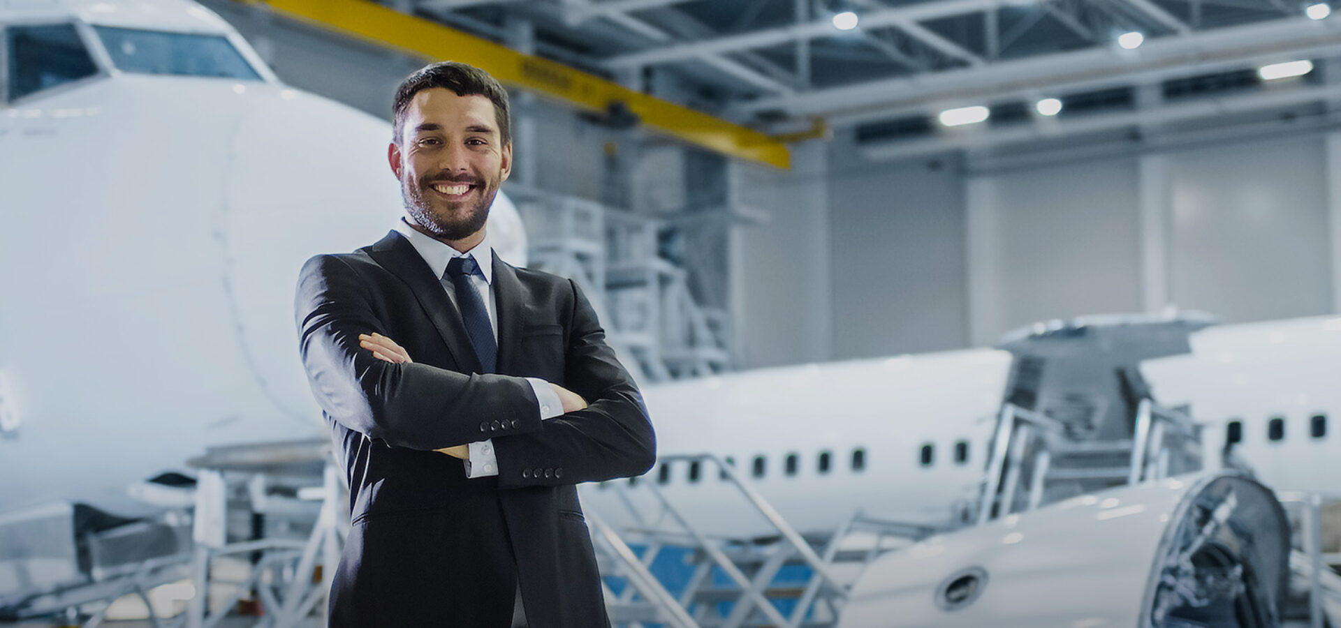 Unternehmer steht vor Flugzeug